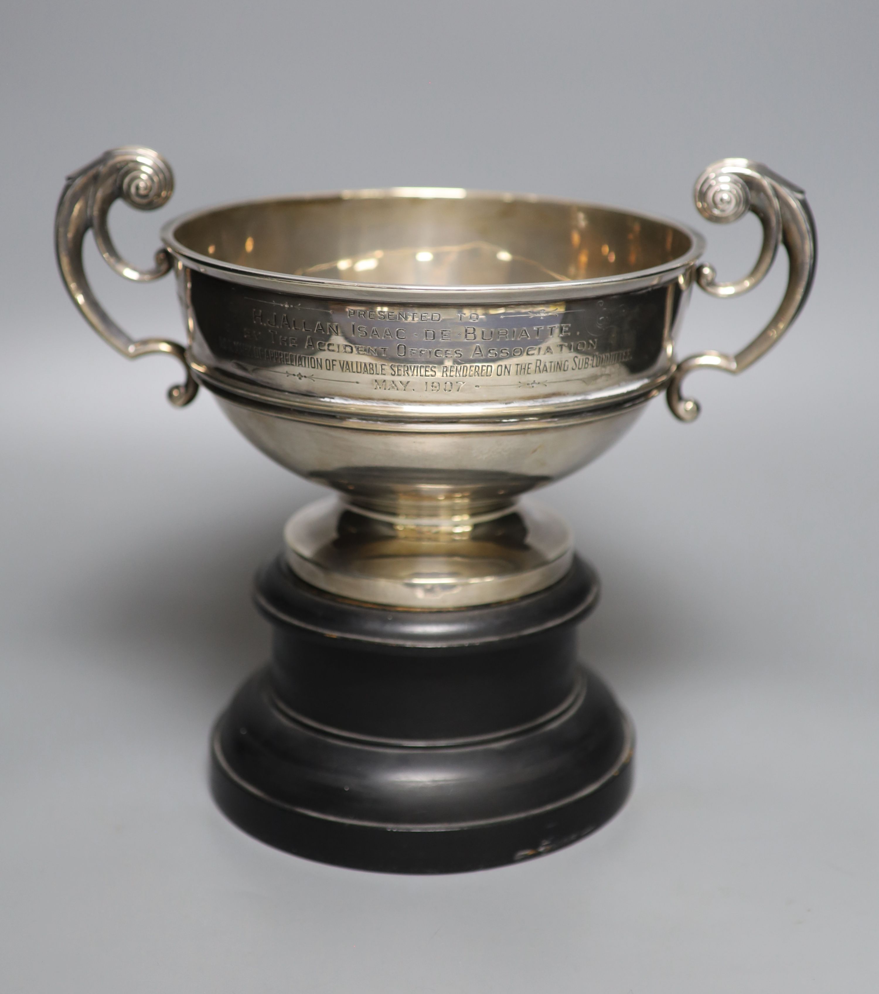 An Edwardian silver two handled presentation trophy bowl, Walker & Hall, Chester, 1906, diameter 20.8cm